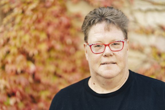 Ungehorsame Figuren Geli mit roter Brille vor herbstlichem Hintergrund